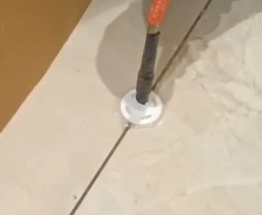 乐都瓷砖空鼓维修公司专业解答瓷砖在铺贴过程中，如果没有涂抹均匀到位的粘结材料（如水泥砂浆或瓷砖胶），可能会导致以下问题